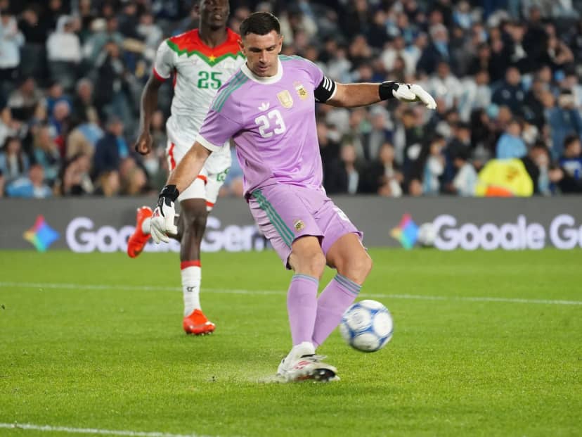 Cuántas pelota tocó el Dibu Martínez contra Burkina Faso: el uno por uno