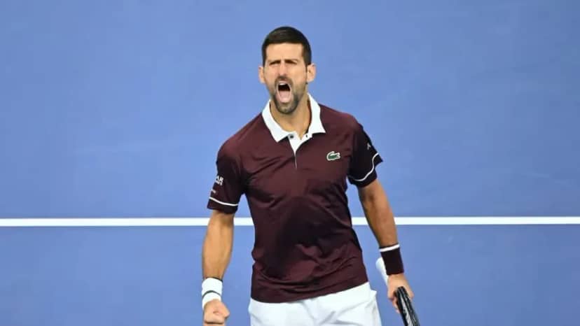 Djokovic explotó contra el juez por un polémico fallo favorable a Zverev, remontó un partidazo y estiró su racha en Pekín  - TyC Sports