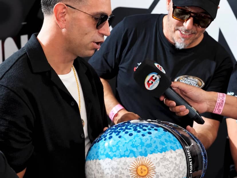 El Dibu Martínez visitó el TC en San Nicolás: recibió un regalo especial y retó a Scaloni