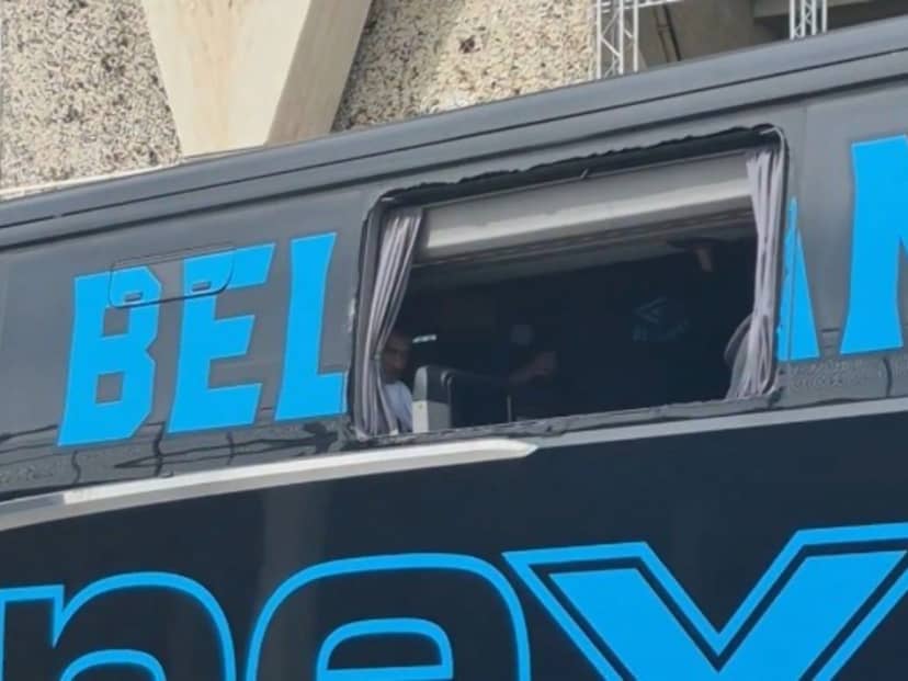 Video: así quedó el micro de Belgrano después de recibir piedrazos en su llegada al Kempes