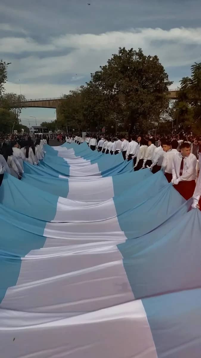 El orgullo de ser argentinos, en cada rincón y en cada mirada Un 9 de julio con nuestra bandera flameando y los aplau...