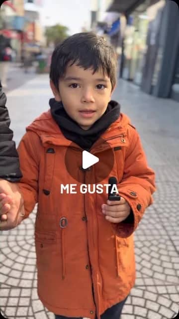 "Feliz día a ellos, los papás, que con su ejemplo, su amor y cada pequeño gesto nos enseñan a ser mejores cada día.".