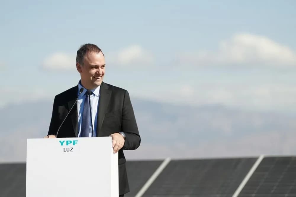 Manuel Adorni presentó su renuncia al directorio de YPF