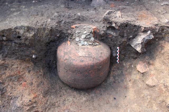 Unos arqueólogos han desenterrado en Francia una vasija llena con decenas de miles de monedas romanas de hace 1.800 años