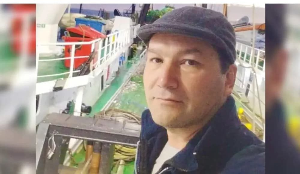 Necesito creer que lo van encontrar, dijo la esposa del marinero que cayó al mar