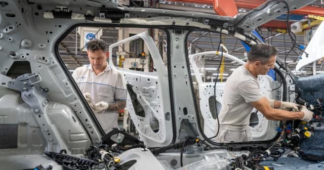 La industria automotriz cayó 13,6% en junio y 18,3% en el primer semestre del año