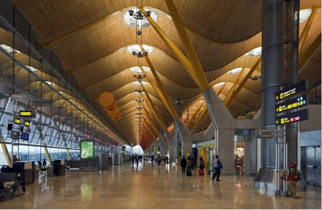 España está recibiendo tal avalancha de viajeros que Aena ha tenido que hacer algo: limitar la capacidad de Barajas y El Prat