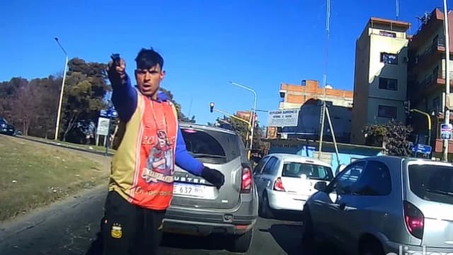 Le apuntó con un arma a una mujer que detuvo su auto en un semáforo