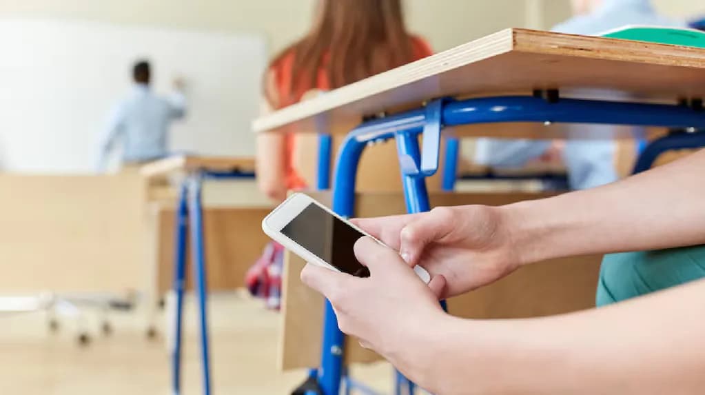 Celular en las escuelas: los desafíos de la regulación y qué muestran los primeros estudios sobre su impacto en el aula