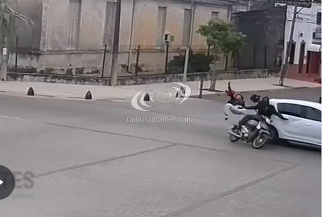 Jóvenes en moto chocaron contra un auto y salieron despedidos
