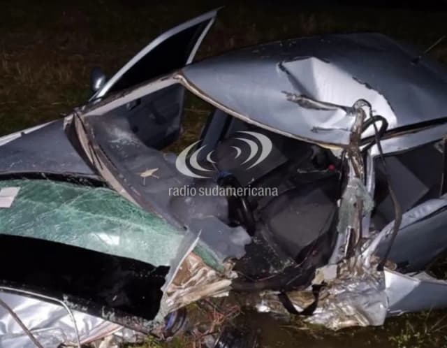 Un joven murió y otros dos resultaron heridos tras un choque entre una moto y un auto