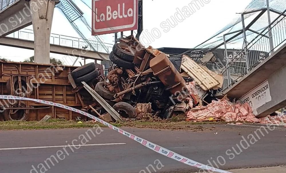 Derrumbe del puente peatonal: murió el camionero tras el choque