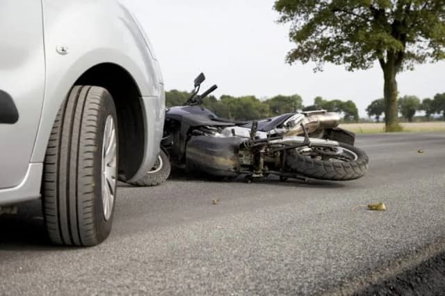 Un motociclista quedó en grave estado tras chocar contra un auto