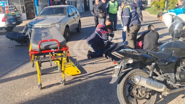 Auto que circulaba en contramano chocó a una moto: hay dos heridos