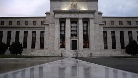 Minutas de la Fed muestran que algunos miembros ven razones para subir tasas