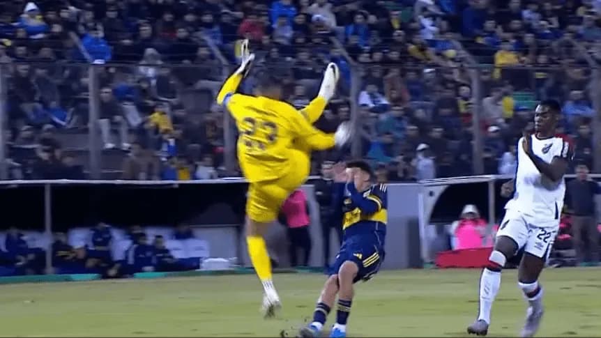 La patada karateca de Santos a Flores en Boca vs. Paranaense en Salta - TyC Sports