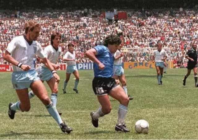 Subastan la pelota con la que Maradona anotó sus históricos goles ante Inglaterra