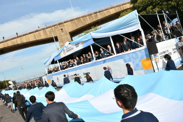 En Corrientes una multitud acompañó el desfile por los 210 años de la independencia