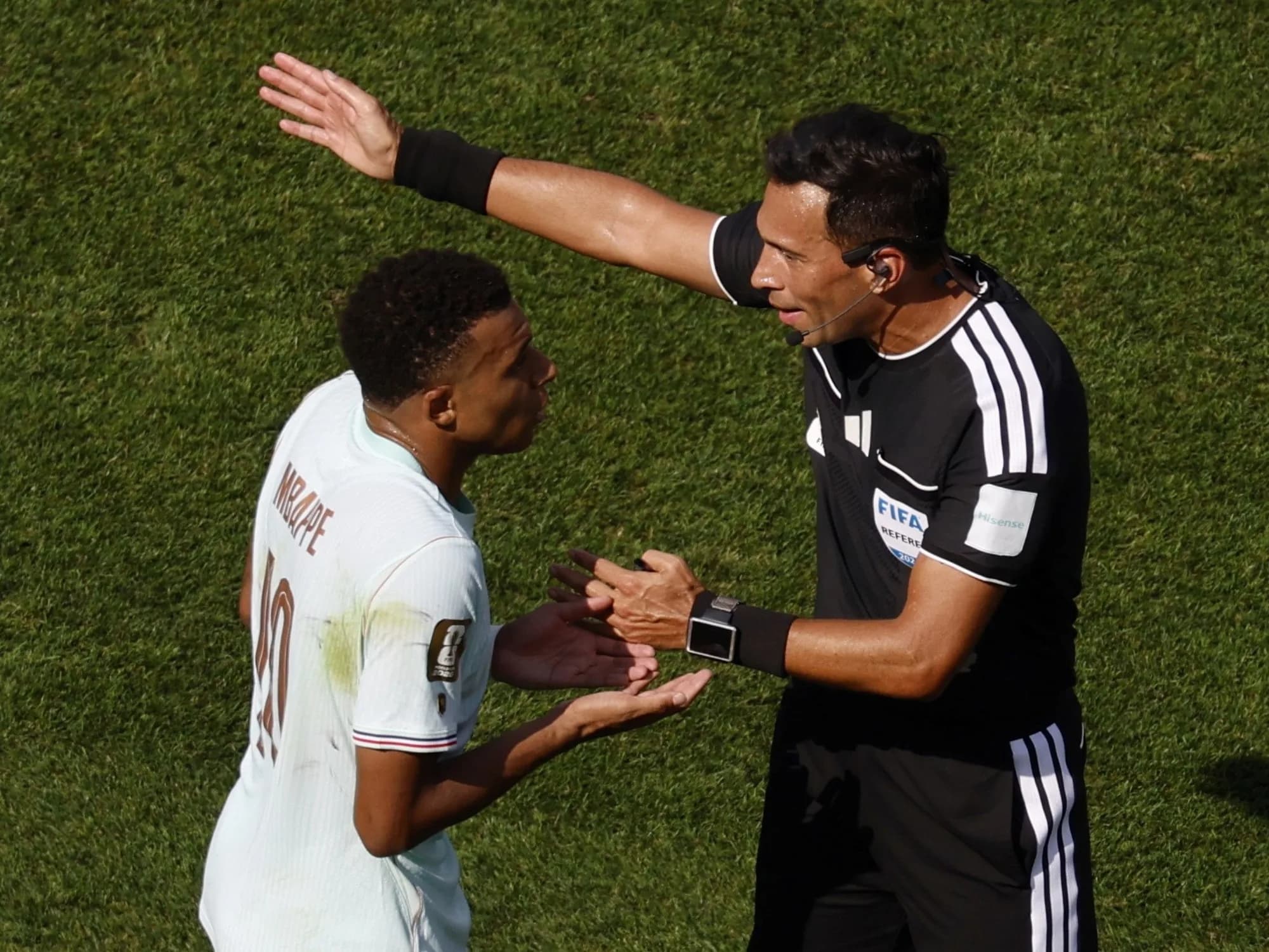 Video: el penal que Facundo Tello cobró para Francia y la queja de Mbappé por la demora en la ejecución