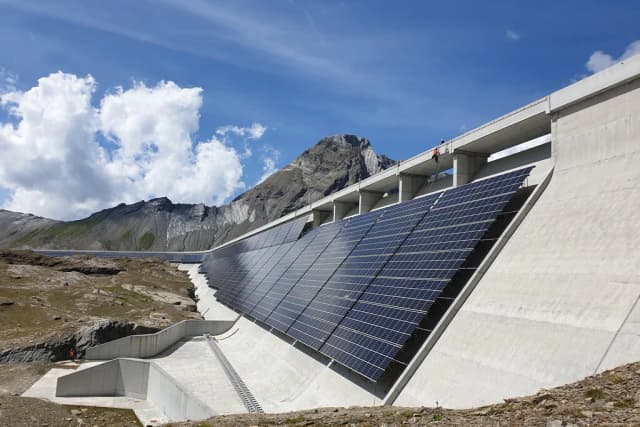 Suiza pensó que poner 5.000 paneles solares a 2.500 metros de altura era una locura. Tuvo un aliado inesperado: la nieve