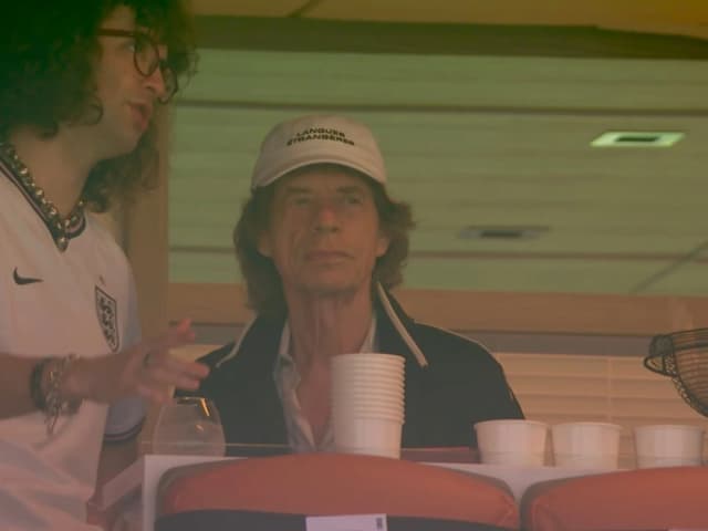 Visita de lujo: Mick Jagger, presente en el Miami Stadium para ver el Inglaterra-Noruega