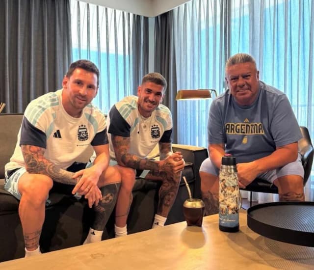 Chiqui Tapia cumplió la cábala con Messi y De Paul antes del partido con Suiza