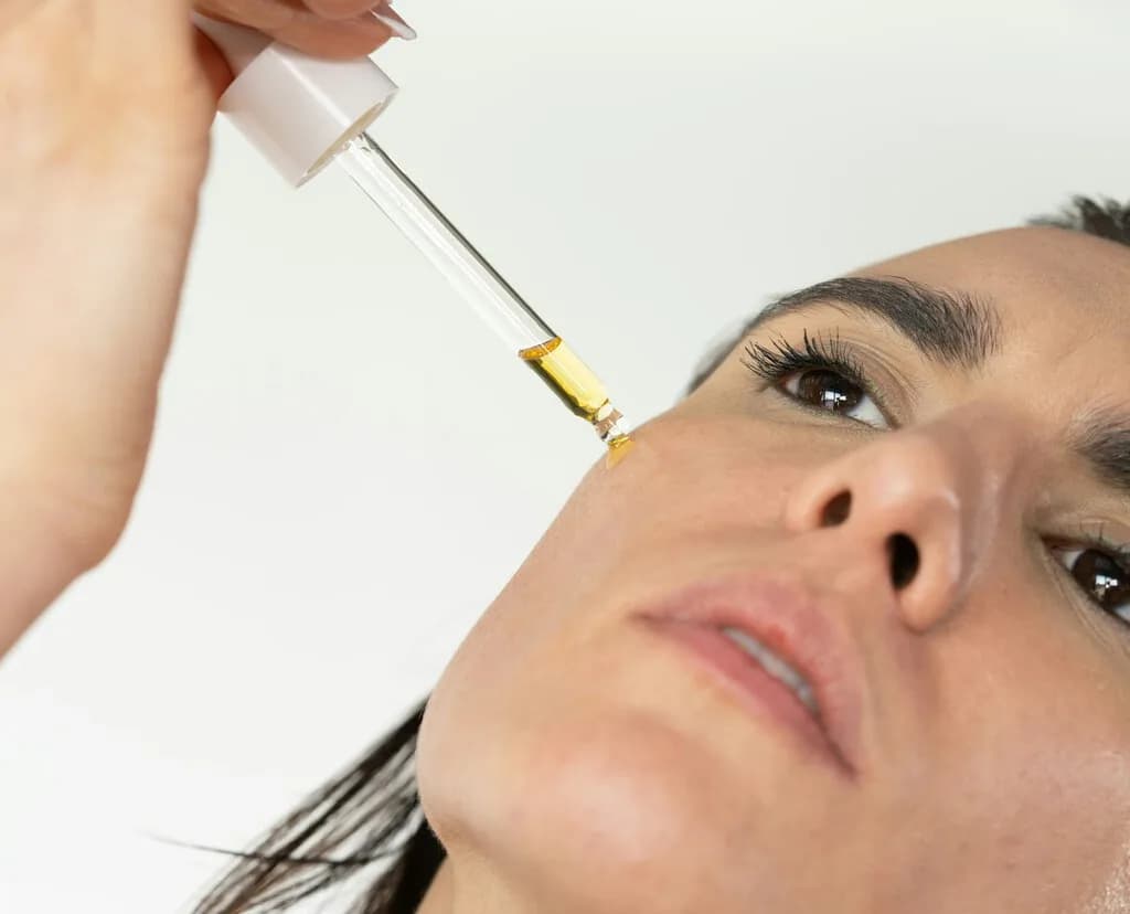 El sérum de vitamina C no sustituye a tu protector solar, pero la ciencia advierte: usar ambos es el verdadero "escudo total"