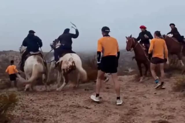 Video: jinetes atacaron a rebencazos y pedradas a corredores