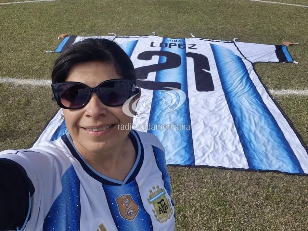 Una correntina presentó una camiseta gigante del Flaco López