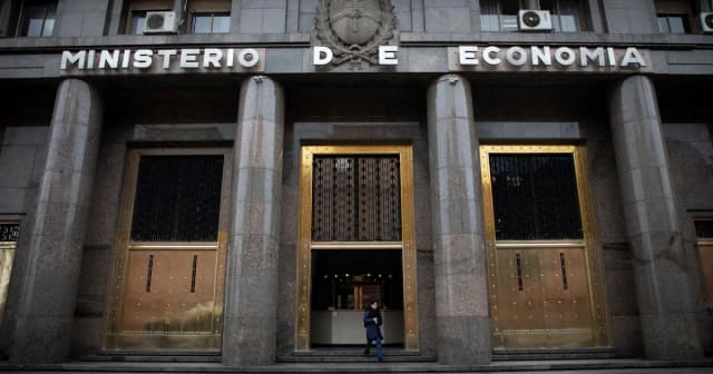 Por la suba del dólar, bajó en junio la deuda pública