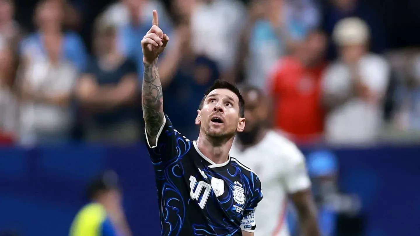 Messi se llevó un regalo especial y le dedicó el triunfo ante Inglaterra a Maradona: "Es para.."  - TyC Sports