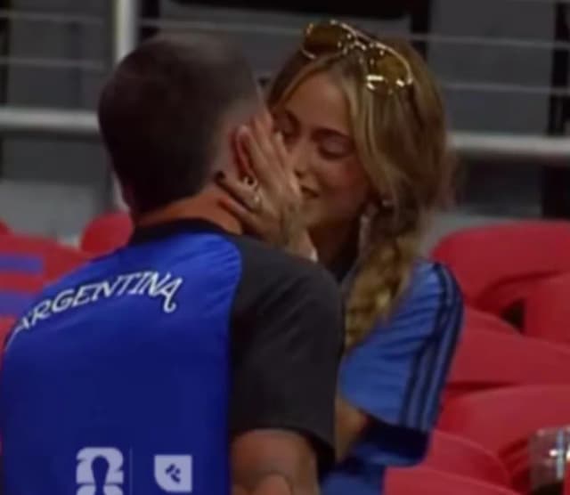 Tini le dio un beso a Rodrigo De Paul en la cancha tras la victoria de la Selección: el video viral