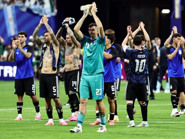 Clubes ingleses felicitaron a los argentinos y los usuarios explotaron por la bandera de Malvinas