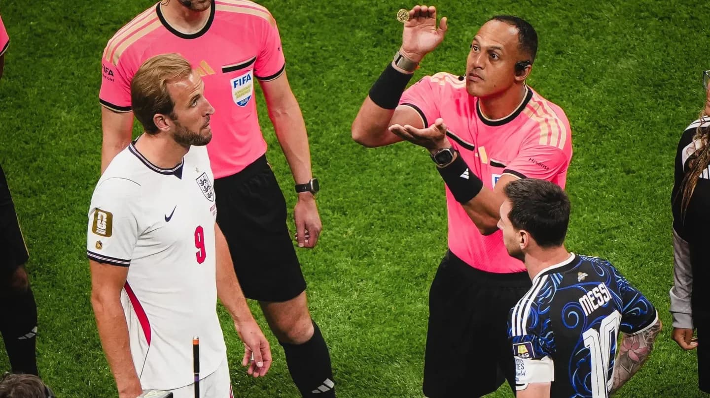 Sin mirar la moneda: Messi, a lo Maradona en el sorteo frente a Inglaterra - TyC Sports