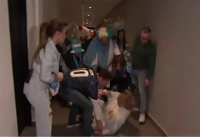 La caída de Georgina Barbarossa durante el festejo en su programa