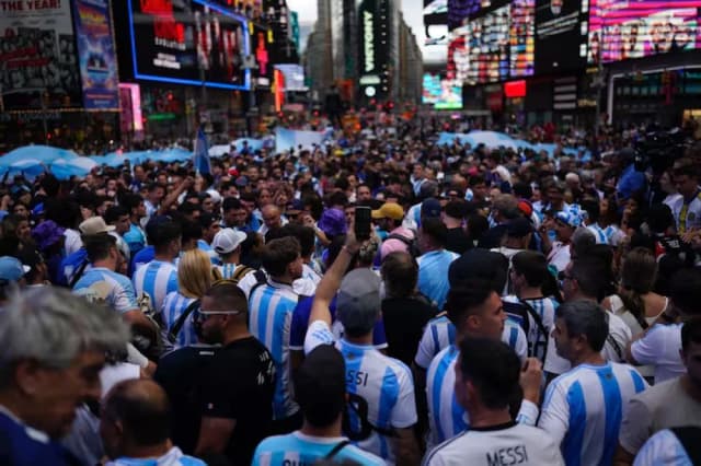 El Times Square es una fiesta argentina: así se palpita la final en New York