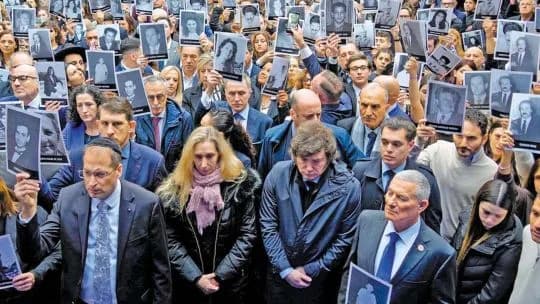 A 32 años de atentado a la AMIA, se instala con fuerza el debate sobre el juicio en ausencia