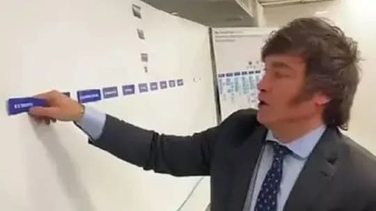 Milei define luego del partido si hay o no asueto, mientras desde la oposición reclaman "que se apure"