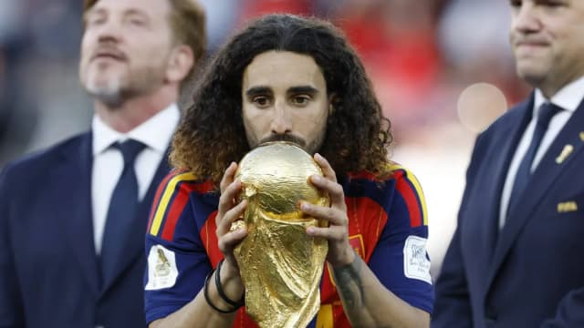 La osada promesa que deberá cumplir Cucurella tras ganar el Mundial - TyC Sports