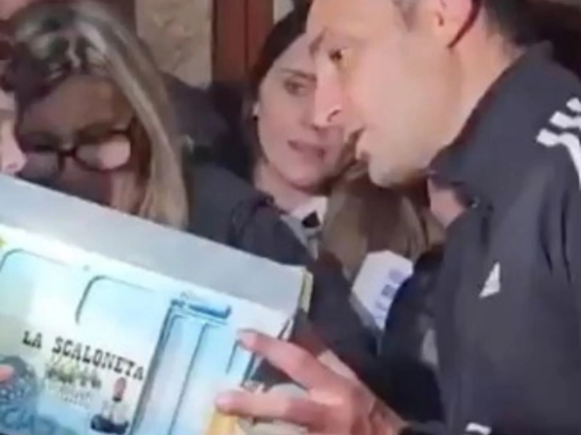 Video: a Scaloni le regalaron la Scaloneta