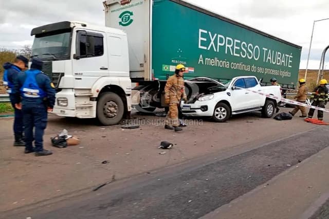 Murieron dos personas que viajaban a Corrientes en un choque contra un camión