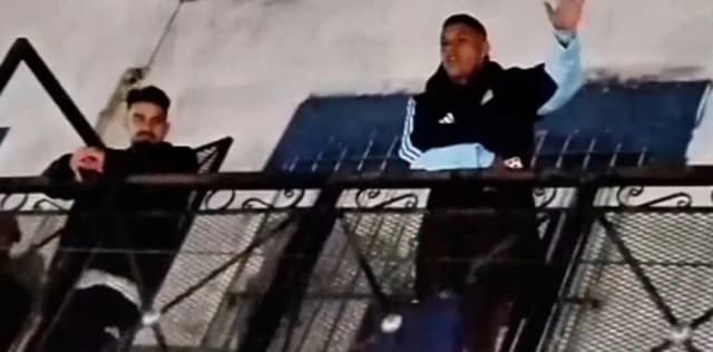 El Flaco López jugó un picadito en el club de un barrio de Lanús