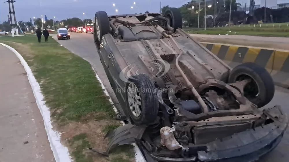 Impresionante vuelco: iban alcoholizados y resultaron ilesos