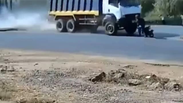 VIDEO: Motociclista queda en el medio de un impresionante choque múltiple y escapa sin un rasguño