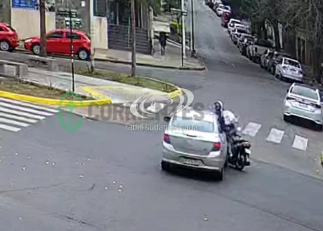 Fuerte choque entre una moto y un auto en plena avenida