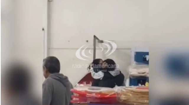 Video: dos mujeres se pelearon dentro de un supermercado
