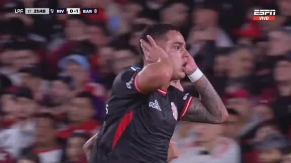 ¡Morales no desaprovechó el rebote y gritó para Barracas en el Monumental!