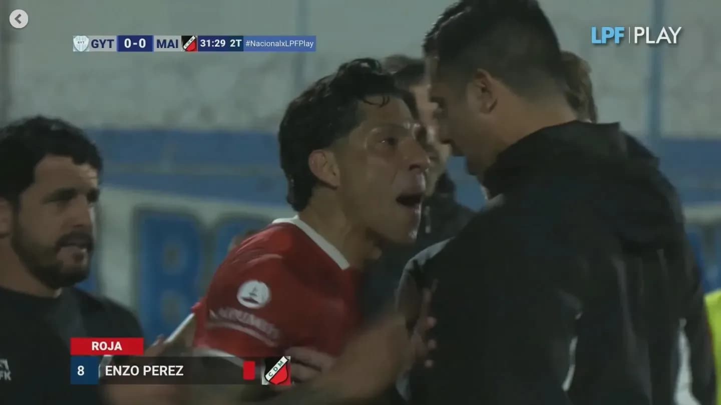 El momento de furia de Enzo Pérez en Maipú: roja, gesto de 'robo' y careo con el cuarto árbitro - TyC Sports