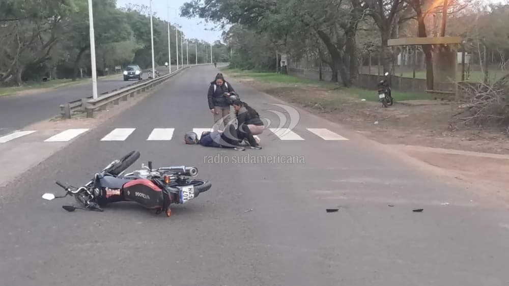 Portada de video: Fuerte choque: motociclista impactó contra un automóvil