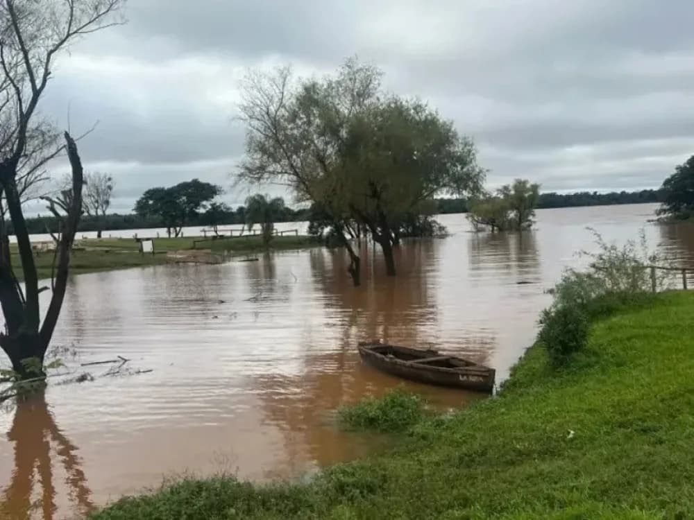 En Santo Tomé comenzó a bajar el río, pero siguen en alerta